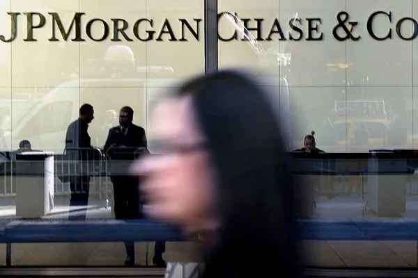 A JP Morgan Chase & Co. headquarters in New York, U.S. (Photo credit: Peter Foley/Bloomberg)