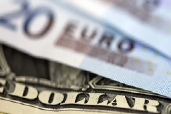 Euro Falls to Against US Dollar