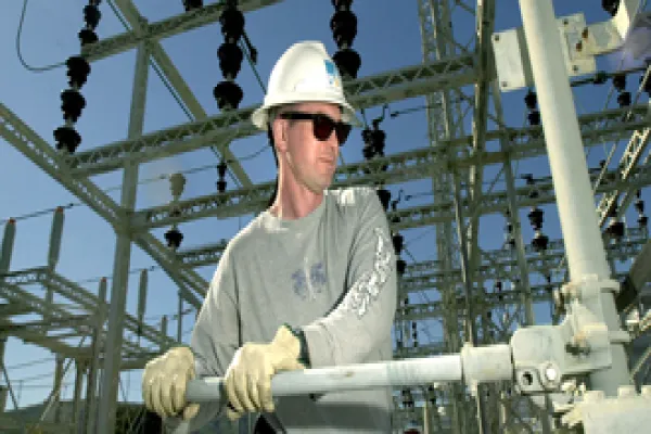 330x160-electric-worker.jpg