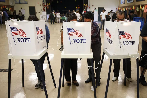 Voters cast ballots in Los Angeles, California, November 8, 2016 (Patrick T. Fallon/Bloomberg)