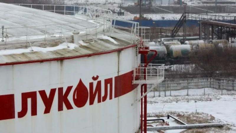 2014-12-da-lukoil-russia-oil-tanks-large.jpg