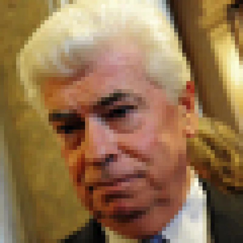 Senator Christopher Dodd,D-CT,talks to r